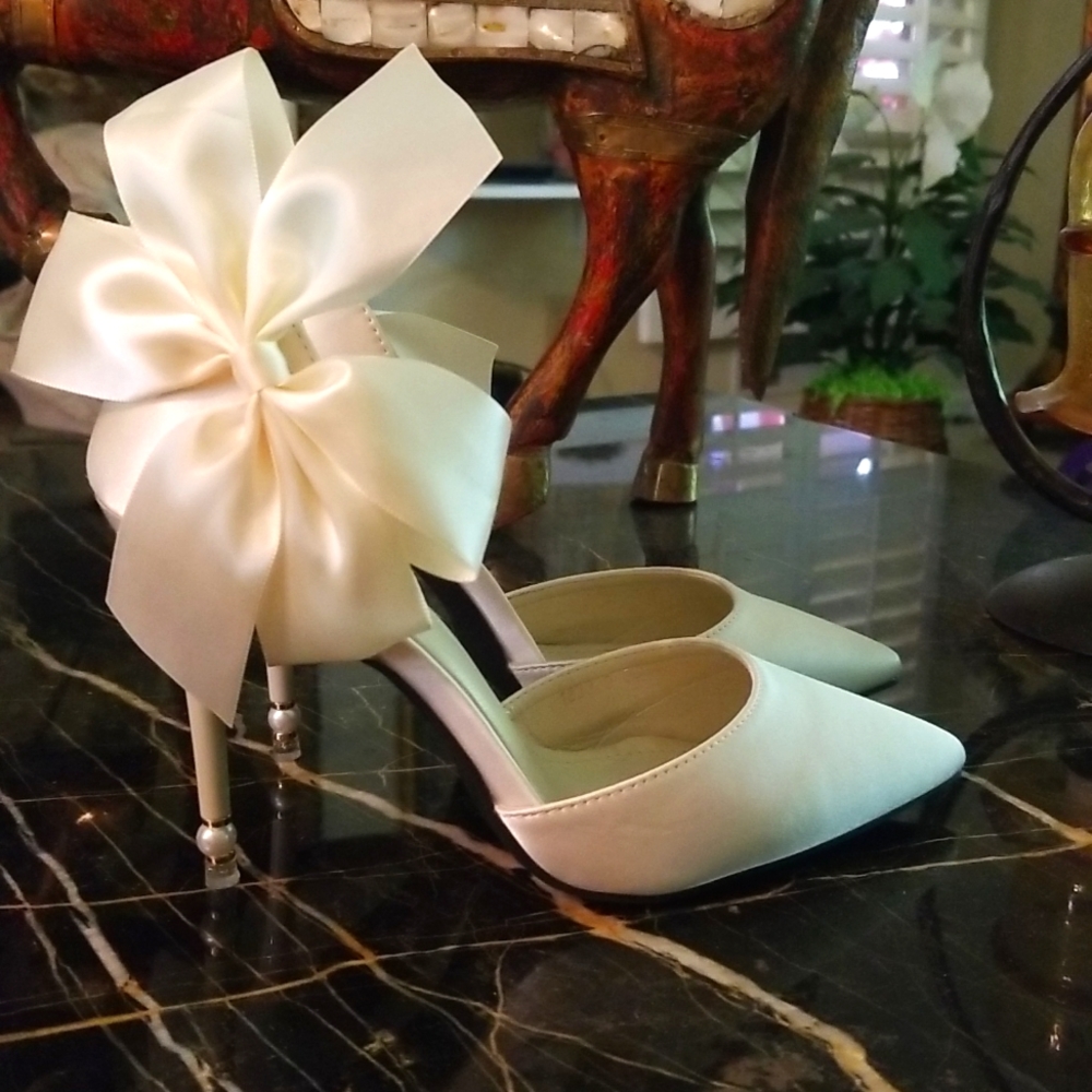 Women's satin shoes